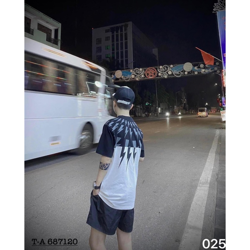 Bộ đồ nam cộc tay mặc hè Neil Barrett in hình tia sét vòng quanh cổ pha màu đen trắng quần gió BH51P