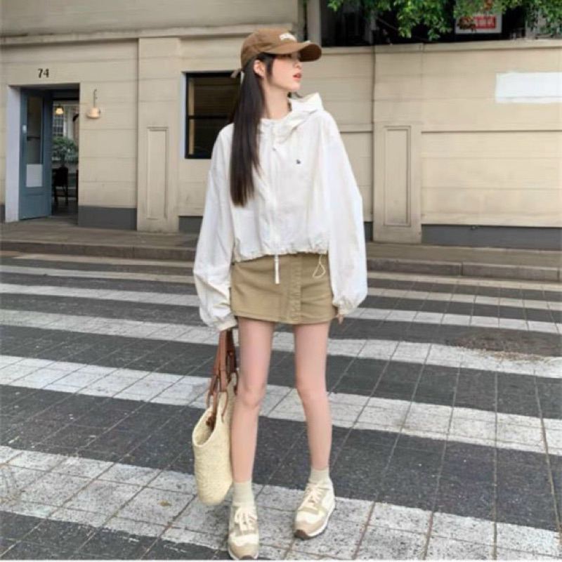 Áo khoác gió mỏng có mũ , chữ  m mác L.D.D.L hàng QC