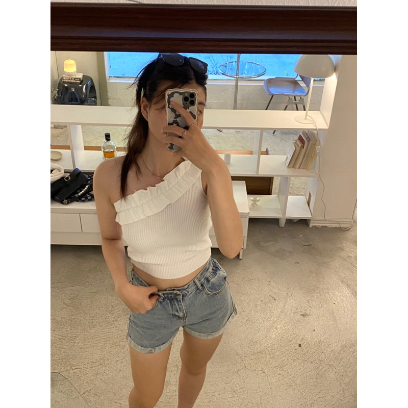 Áo thun trắng lệch vai DA607