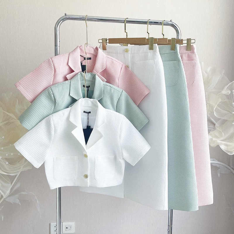 𝐑𝐎𝐗𝐈𝐄 𝐒𝐄𝐓 ✿ SET ÁO CROPTOP TAY NGẮN SƠ MI KÈM CHÂN VÁY DÀI MIDI XẺ TÀ NÚT VÀNG CAO CẤP
