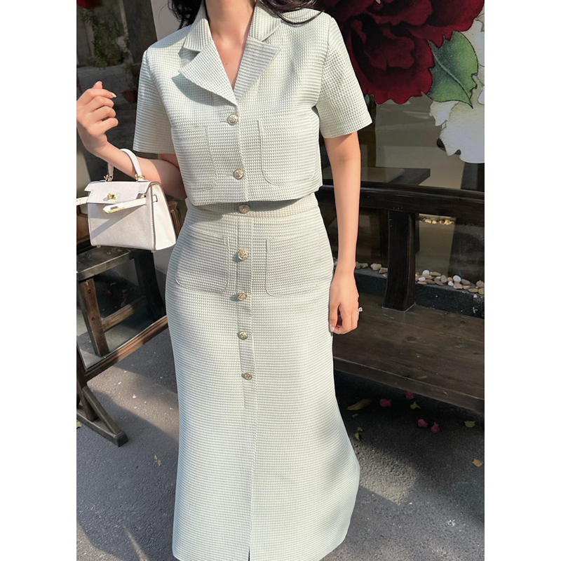 𝐑𝐎𝐗𝐈𝐄 𝐒𝐄𝐓 ✿ SET ÁO CROPTOP TAY NGẮN SƠ MI KÈM CHÂN VÁY DÀI MIDI XẺ TÀ NÚT VÀNG CAO CẤP