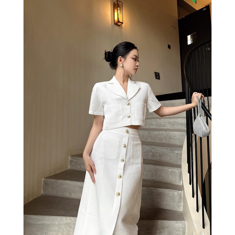 𝐑𝐎𝐗𝐈𝐄 𝐒𝐄𝐓 ✿ SET ÁO CROPTOP TAY NGẮN SƠ MI KÈM CHÂN VÁY DÀI MIDI XẺ TÀ NÚT VÀNG CAO CẤP