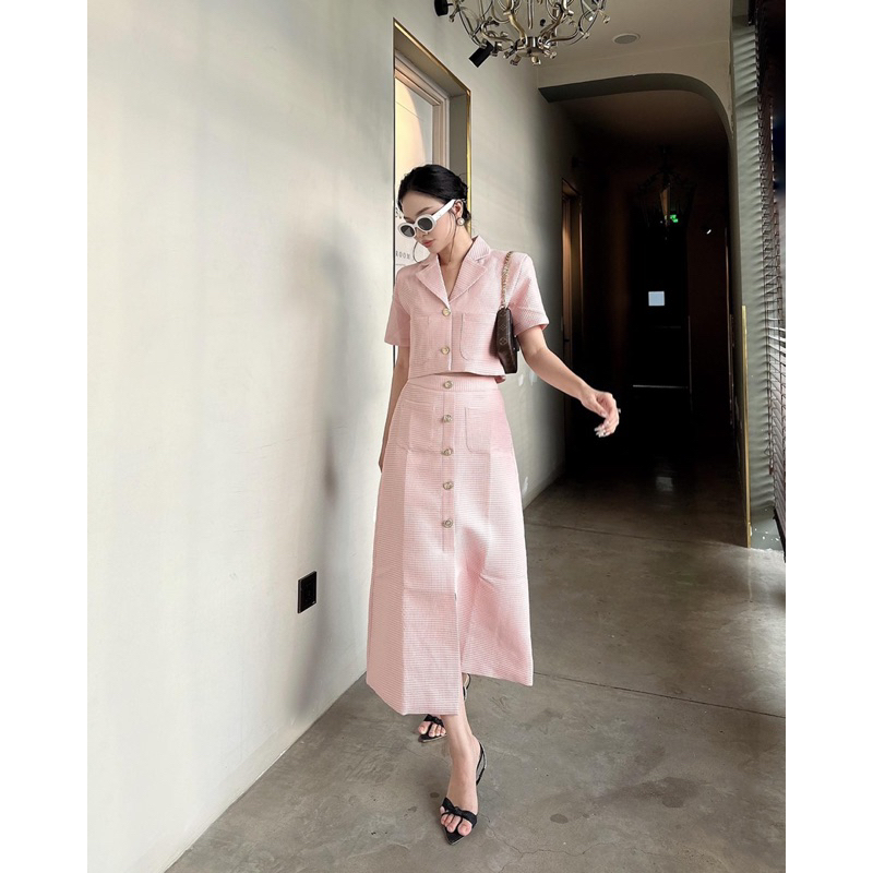 𝐑𝐎𝐗𝐈𝐄 𝐒𝐄𝐓 ✿ SET ÁO CROPTOP TAY NGẮN SƠ MI KÈM CHÂN VÁY DÀI MIDI XẺ TÀ NÚT VÀNG CAO CẤP