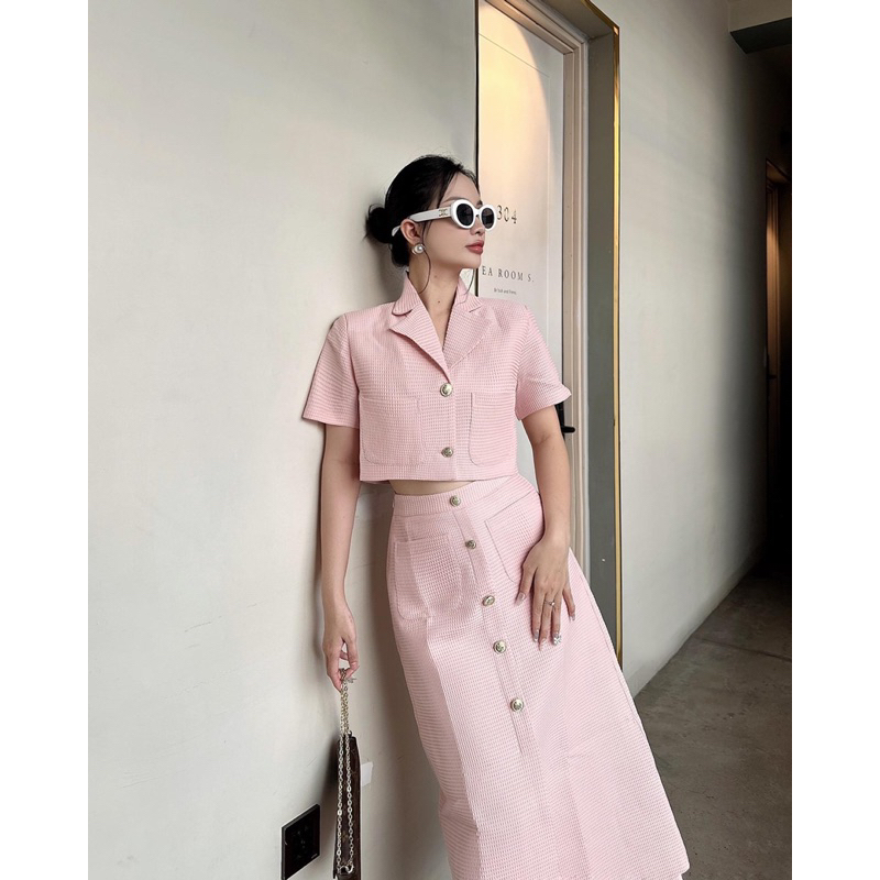 𝐑𝐎𝐗𝐈𝐄 𝐒𝐄𝐓 ✿ SET ÁO CROPTOP TAY NGẮN SƠ MI KÈM CHÂN VÁY DÀI MIDI XẺ TÀ NÚT VÀNG CAO CẤP