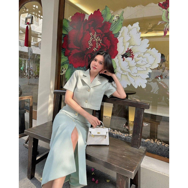 𝐑𝐎𝐗𝐈𝐄 𝐒𝐄𝐓 ✿ SET ÁO CROPTOP TAY NGẮN SƠ MI KÈM CHÂN VÁY DÀI MIDI XẺ TÀ NÚT VÀNG CAO CẤP