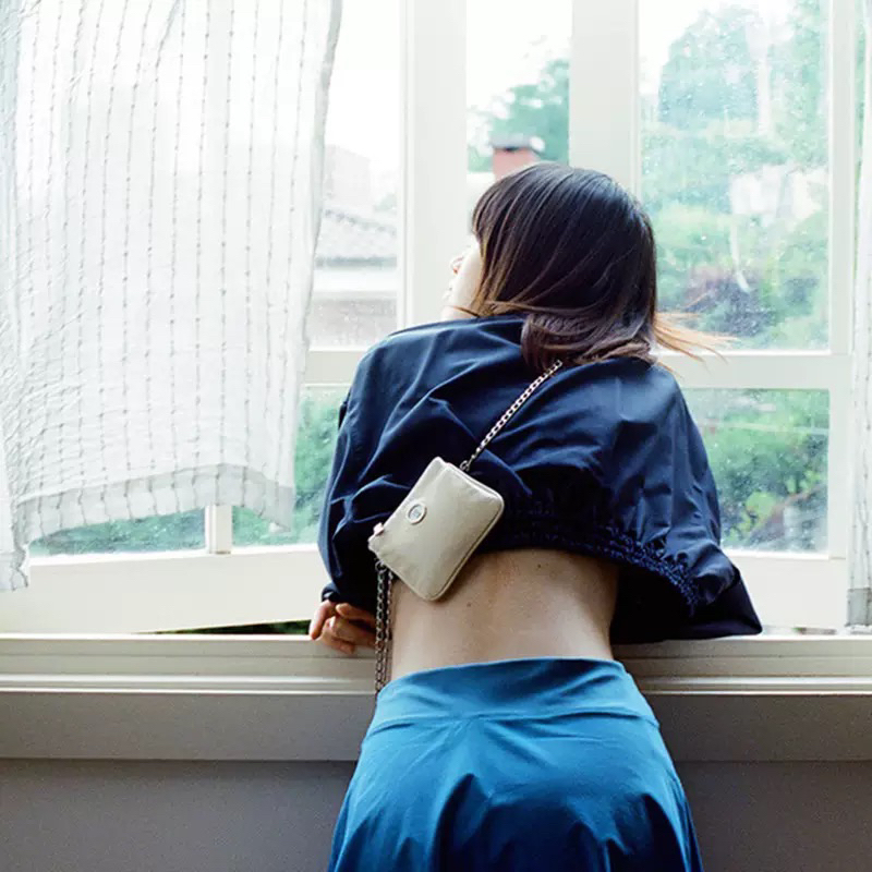 Túi xách nữ Rinni, Túi đeo chéo Minitmute dáng vuông bo góc phối logo dập nổi kèm dây xích đeo