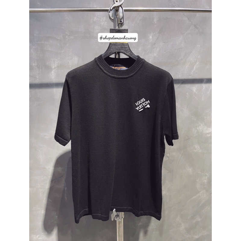 ⚡️[Hight Quality] Hàng Có Sẵn!! Áo LV Len Mỏng Cộc Tay LV Luon Vuituoi Wardrobe Staple Black - Họa Tiết Chữ Thêu Kim Gài