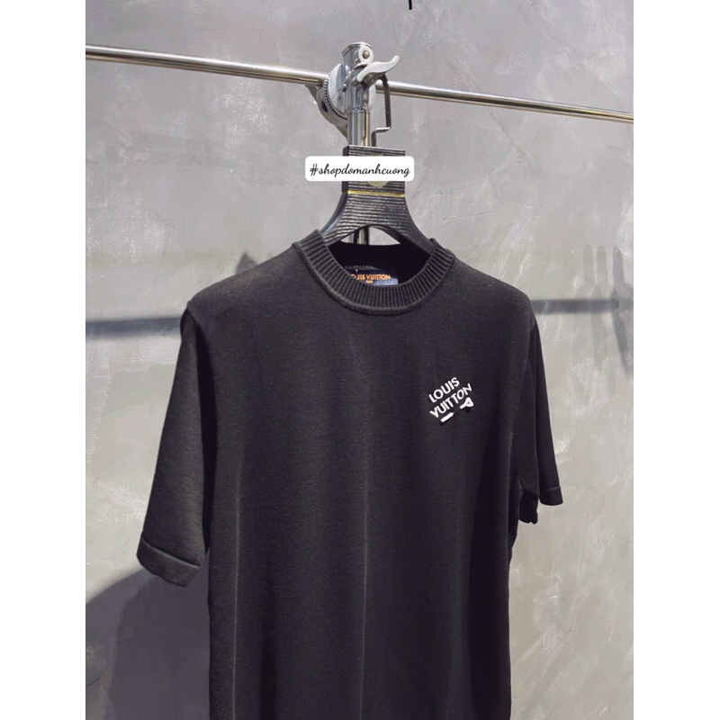 ⚡️[Hight Quality] Hàng Có Sẵn!! Áo LV Len Mỏng Cộc Tay LV Luon Vuituoi Wardrobe Staple Black - Họa Tiết Chữ Thêu Kim Gài