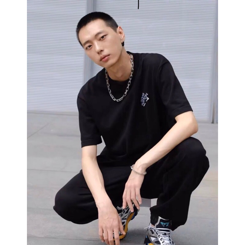 ⚡️[Hight Quality] Hàng Có Sẵn!! Áo LV Len Mỏng Cộc Tay LV Luon Vuituoi Wardrobe Staple Black - Họa Tiết Chữ Thêu Kim Gài