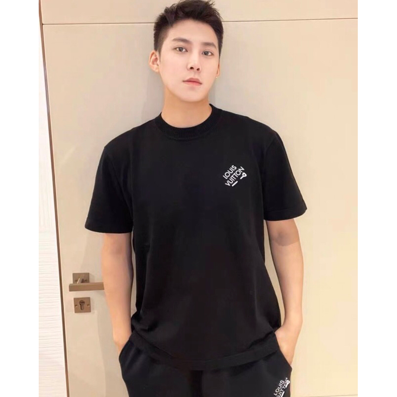 ⚡️[Hight Quality] Hàng Có Sẵn!! Áo LV Len Mỏng Cộc Tay LV Luon Vuituoi Wardrobe Staple Black - Họa Tiết Chữ Thêu Kim Gài