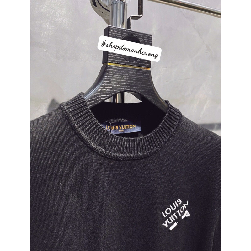 ⚡️[Hight Quality] Hàng Có Sẵn!! Áo LV Len Mỏng Cộc Tay LV Luon Vuituoi Wardrobe Staple Black - Họa Tiết Chữ Thêu Kim Gài