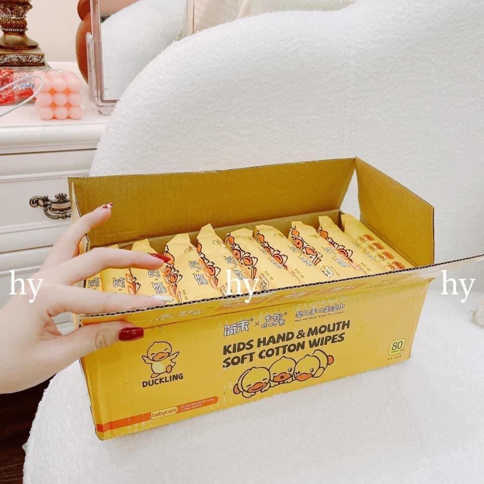 Hộp 10 gói khăn ướt gấu dâu / vịt vàng mẫu mới  cho mọi gia đình