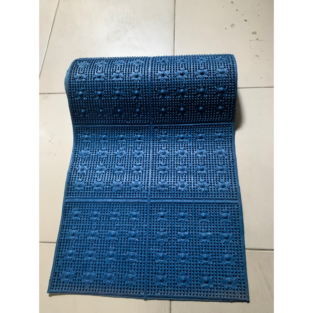 TẤM NHỰA LÓT SÀN CÓ GAI BẮT TRÊN CABIN CHO NHIỀU LOẠI XE OTO TẢI ( KÍCH THƯỚC 40X70 cm)