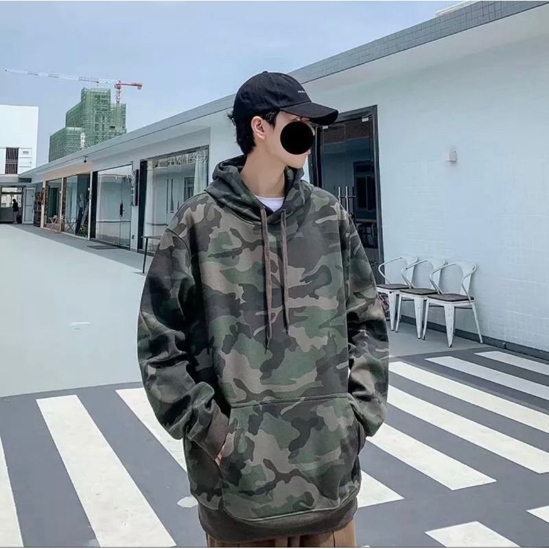Áo hoodie phom rộng tay chun, chất liệu cotton nỉ dày mịn, phù hợp cho cả nam và nữ. Màu xanh nhạt của áo hoodie tạo nên