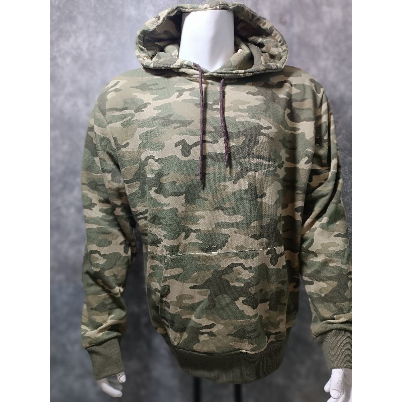 Áo hoodie phom rộng tay chun, chất liệu cotton nỉ dày mịn, phù hợp cho cả nam và nữ. Màu xanh nhạt của áo hoodie tạo nên