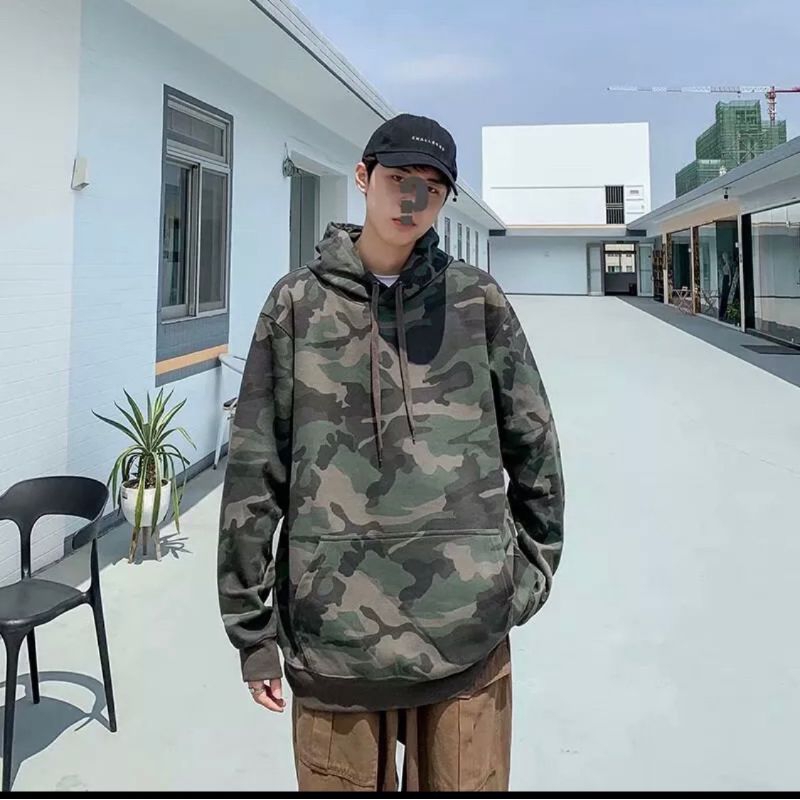 Áo hoodie phom rộng tay chun, chất liệu cotton nỉ dày mịn, phù hợp cho cả nam và nữ. Màu xanh nhạt của áo hoodie tạo nên