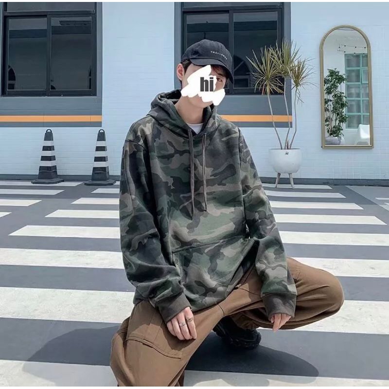 Áo hoodie phom rộng tay chun, chất liệu cotton nỉ dày mịn, phù hợp cho cả nam và nữ. Màu xanh nhạt của áo hoodie tạo nên