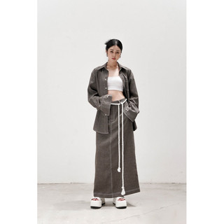 - set áo sơ mi oversized và chân váy midi xẻ sau