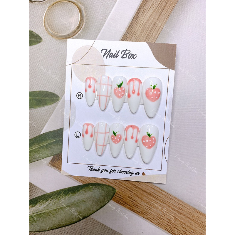 Nailbox Móng tay giả thiết kế Huyền Trang Nail màu hồng thạch hình dâu tây