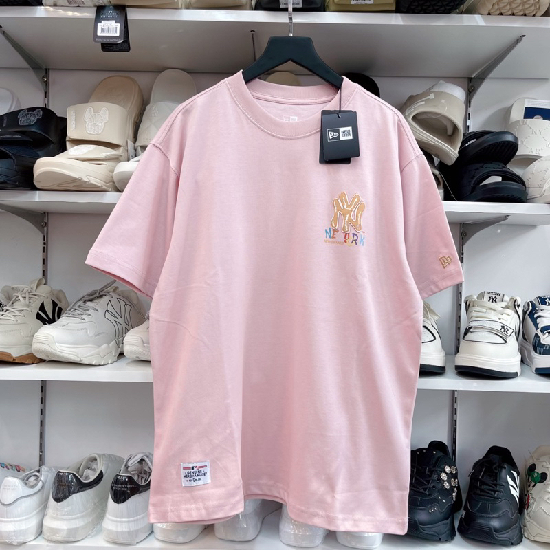 ÁO THUN NEW ERA GRADUATION YEARNING MÀU HỒNG * 13280319 * ÁO THUN NEW ERA CHÍNH HÃNG NHẬP KHẨU FULL TEM TAG