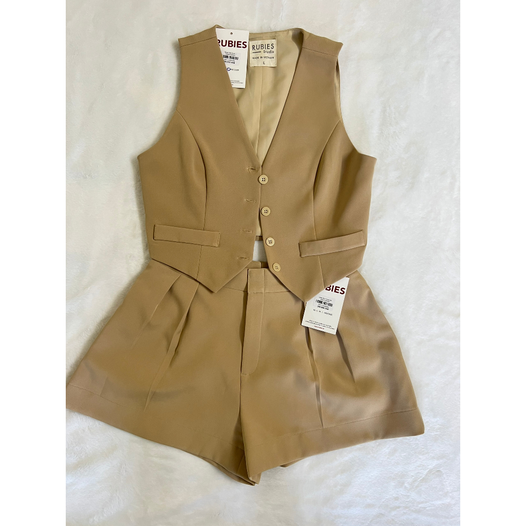 Set áo gile kèm quần sooc màu be