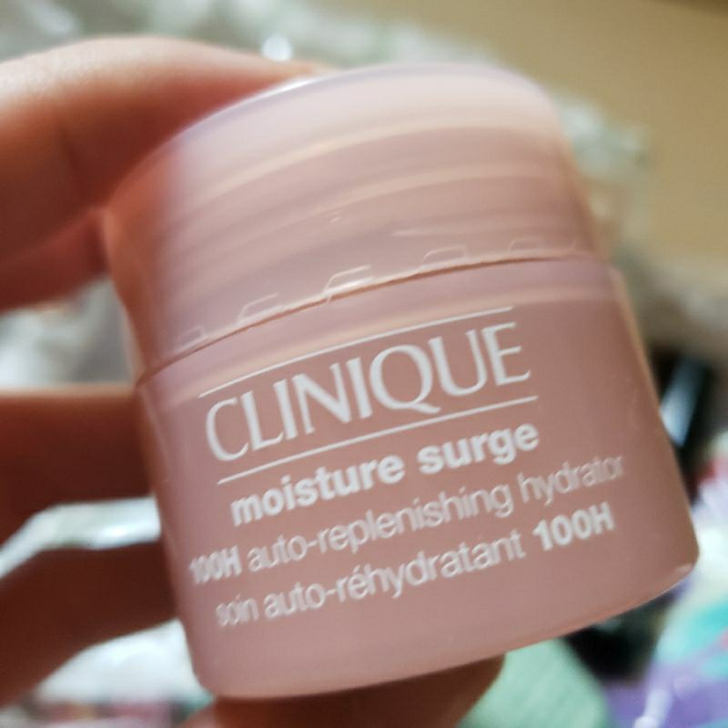 Kem dưỡng ẩm Clinique moisture Surge 100h cấp nước