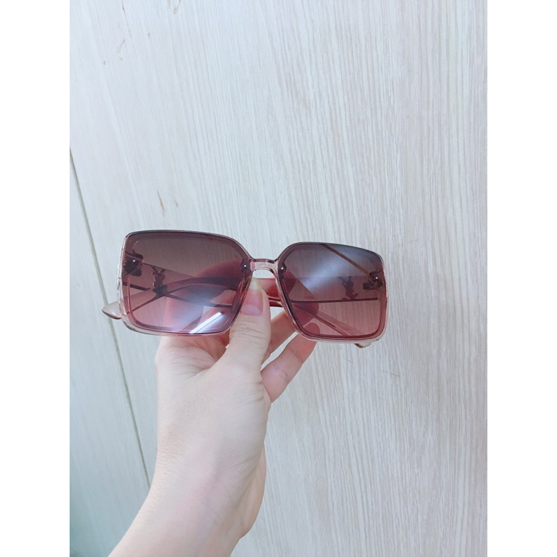 Kính mát màu hồng trà