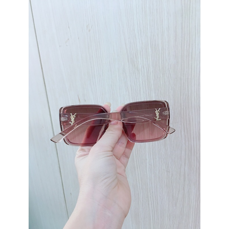 Kính mát màu hồng trà