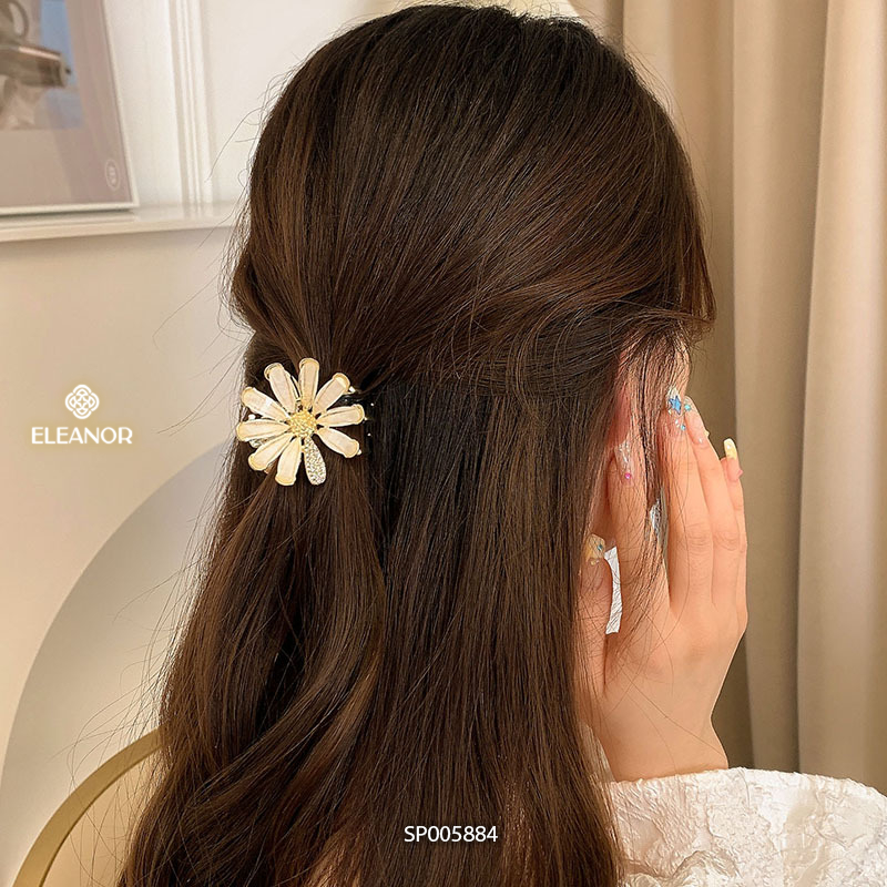 Kẹp tóc nữ càng cua Eleanor Accessories hình hoa cúc đính ngọc trai nhân tạo phụ kiện tóc 5884