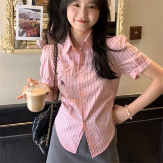Áo sơ mi ngắn tay basic kẻ sọc bo eo in hoạ tiết 2 màu hồng và xanh thời trang nữ Famos