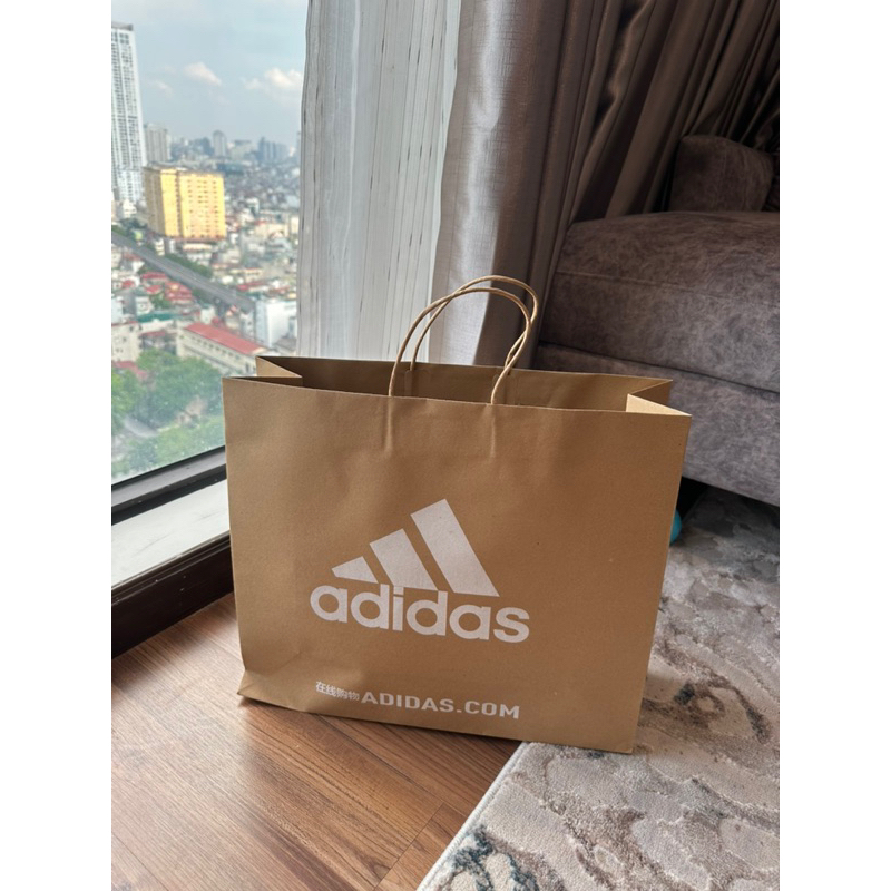 Túi giấy tặng quà hãng Adidas