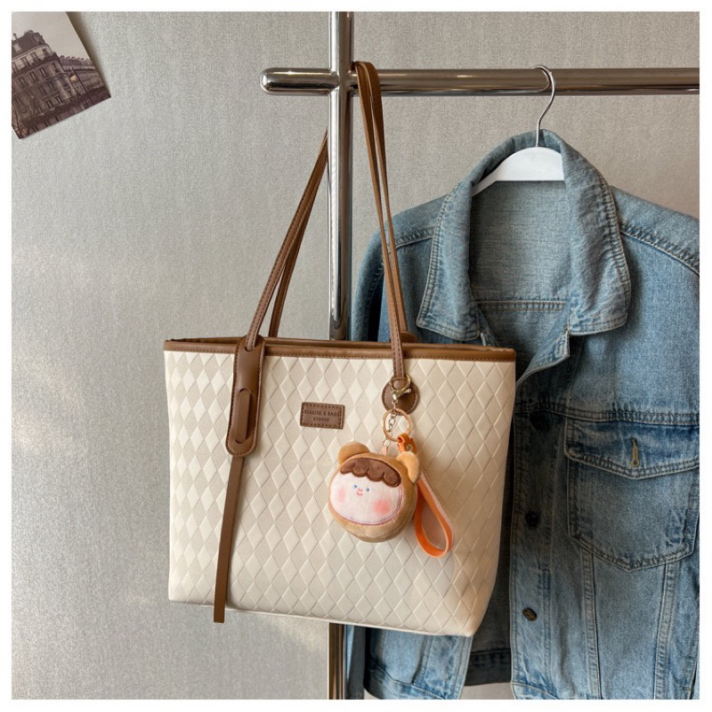 Túi tote xinh xắn phù hợp đi làm đi chơi kèm móc khoá bông
