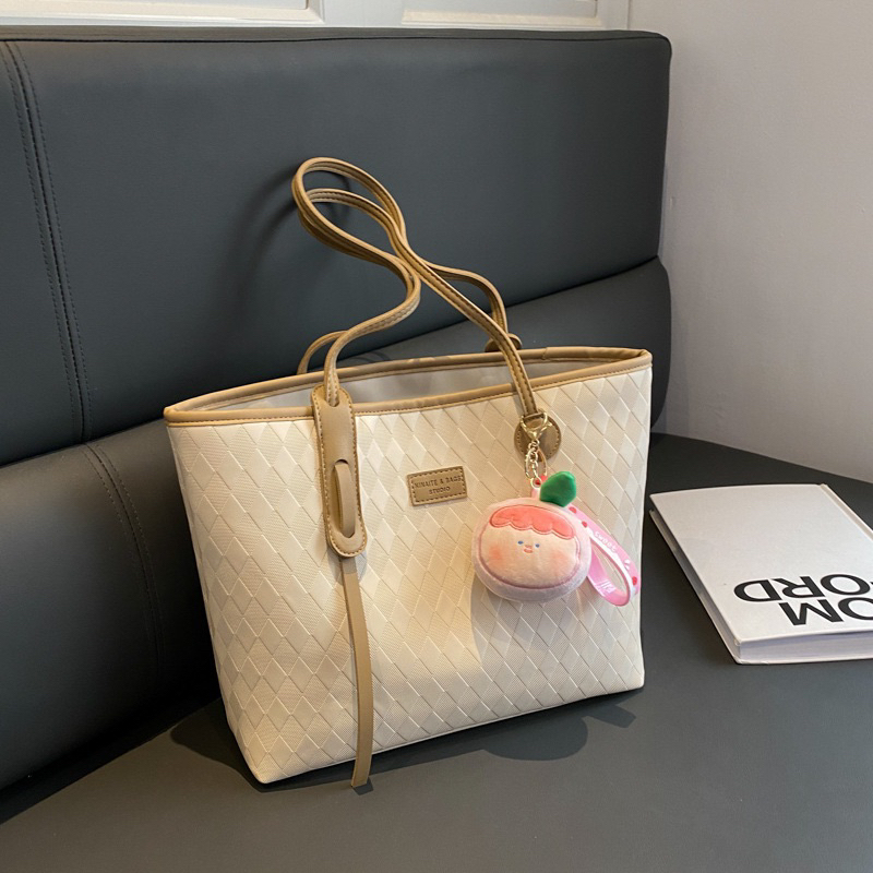 Túi tote xinh xắn phù hợp đi làm đi chơi kèm móc khoá bông