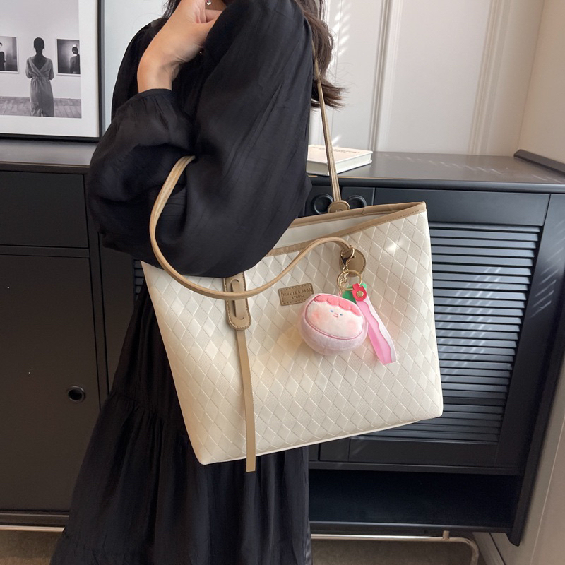 Túi tote xinh xắn phù hợp đi làm đi chơi kèm móc khoá bông