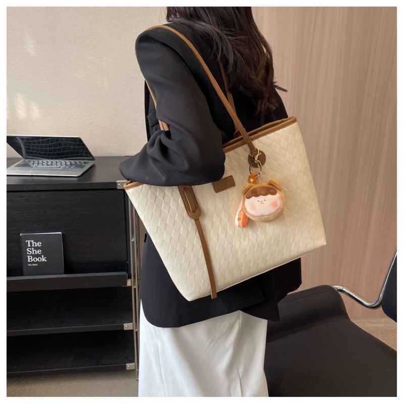 Túi tote xinh xắn phù hợp đi làm đi chơi kèm móc khoá bông
