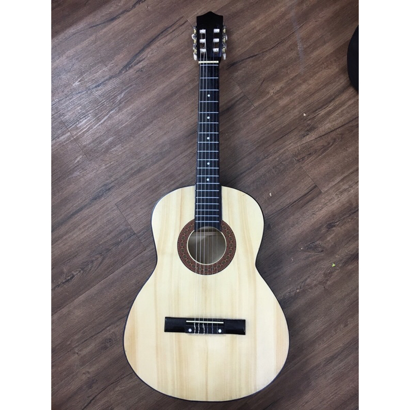 Đàn guitar gỗ thông giá rẻ nhất.
