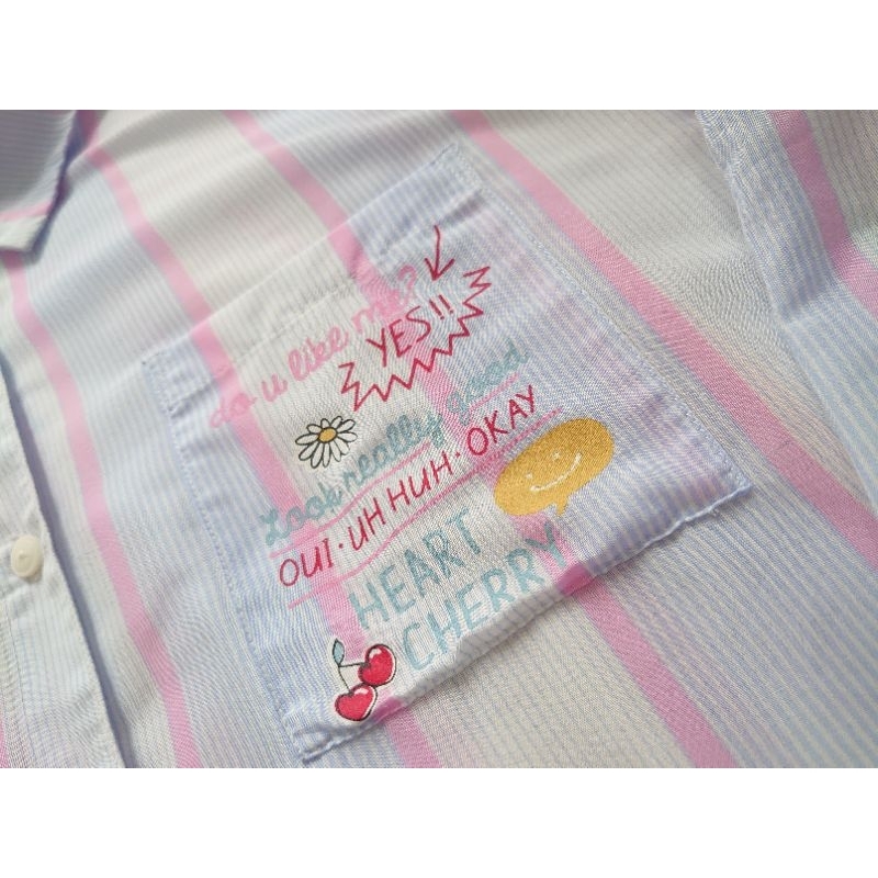 Áo sơ mi nữ Hàn The Day Girls kẻ sọc xanh phối hồng tay dài có dây xăn tay áo và 1 túi trước ngực in hình