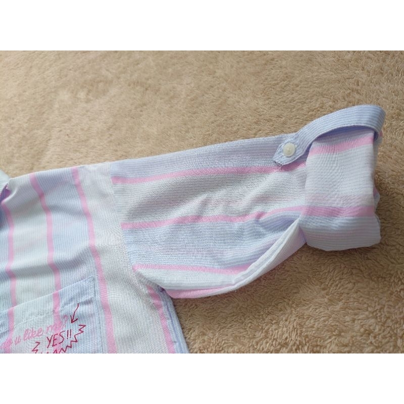 Áo sơ mi nữ Hàn The Day Girls kẻ sọc xanh phối hồng tay dài có dây xăn tay áo và 1 túi trước ngực in hình
