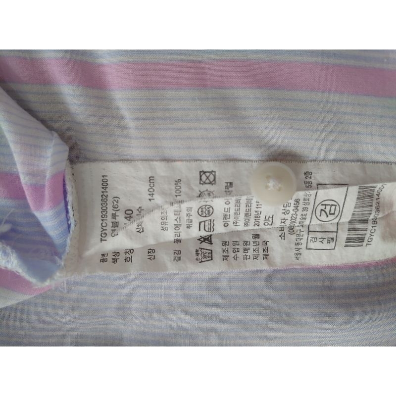 Áo sơ mi nữ Hàn The Day Girls kẻ sọc xanh phối hồng tay dài có dây xăn tay áo và 1 túi trước ngực in hình