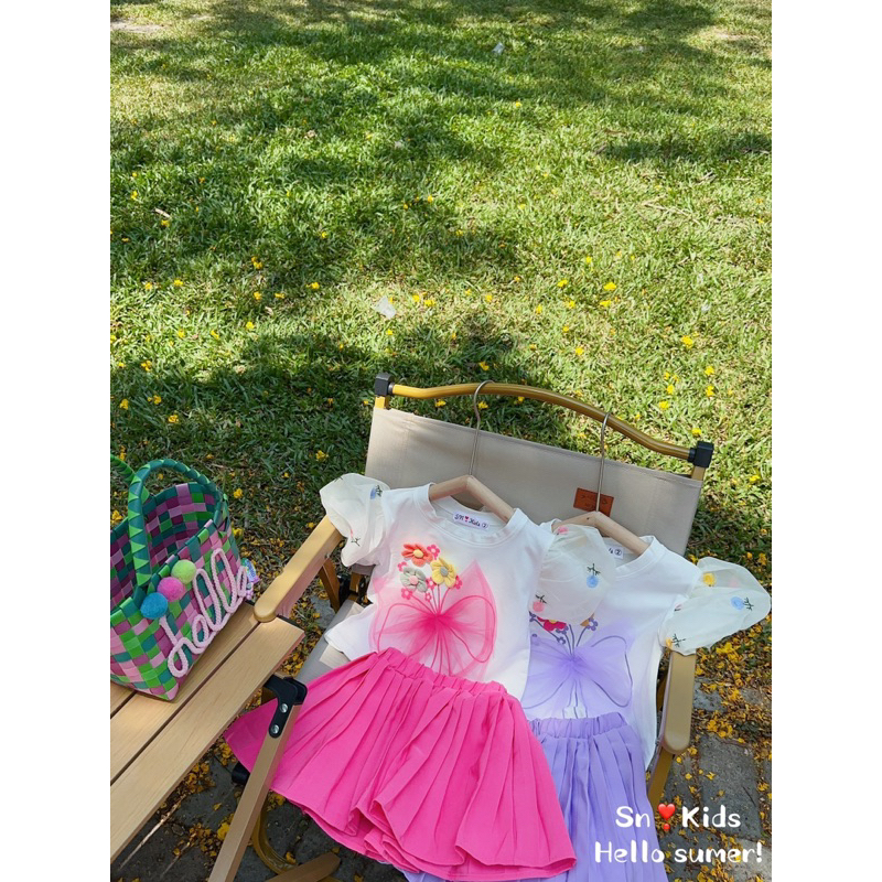 Set váy xếp ly áo thun tay phồng đính hoa, nơ nổi điệu đà cho bé JANE Snkids