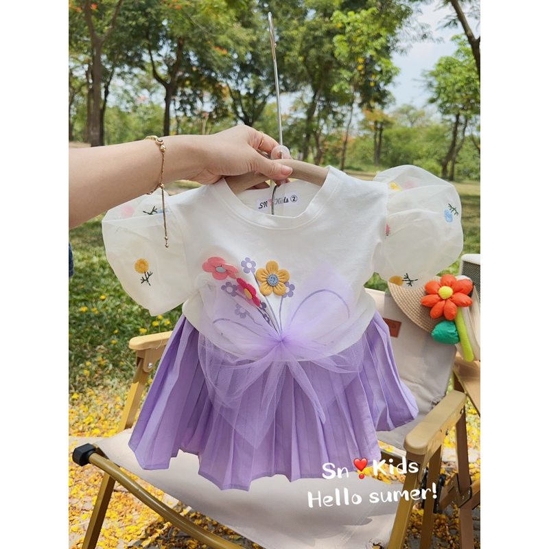 Set váy xếp ly áo thun tay phồng đính hoa, nơ nổi điệu đà cho bé JANE Snkids