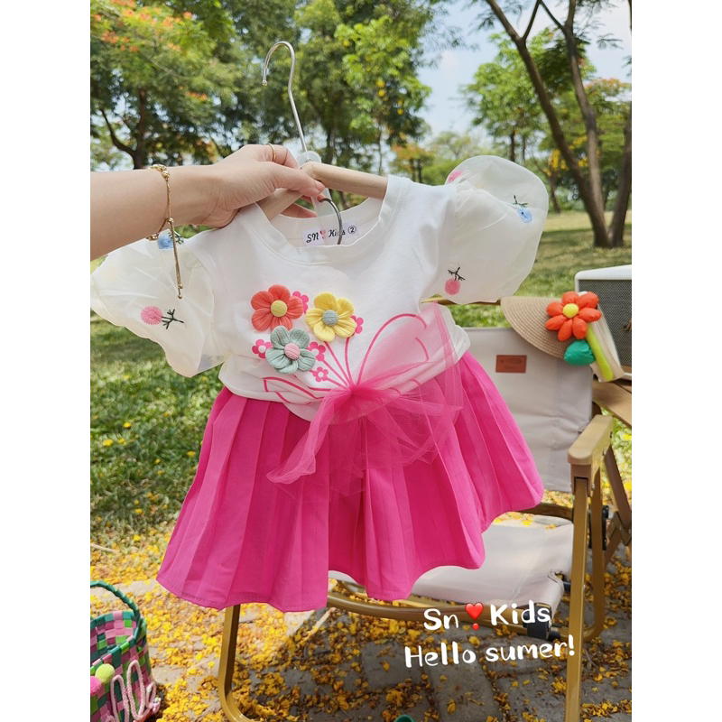 Set váy xếp ly áo thun tay phồng đính hoa, nơ nổi điệu đà cho bé JANE Snkids