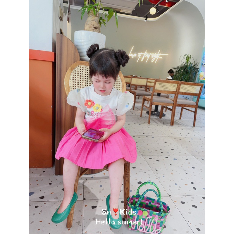 Set váy xếp ly áo thun tay phồng đính hoa, nơ nổi điệu đà cho bé JANE Snkids