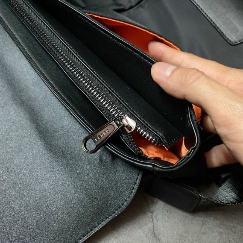 TÚI Pedro Rainier Messenger Bag - Black