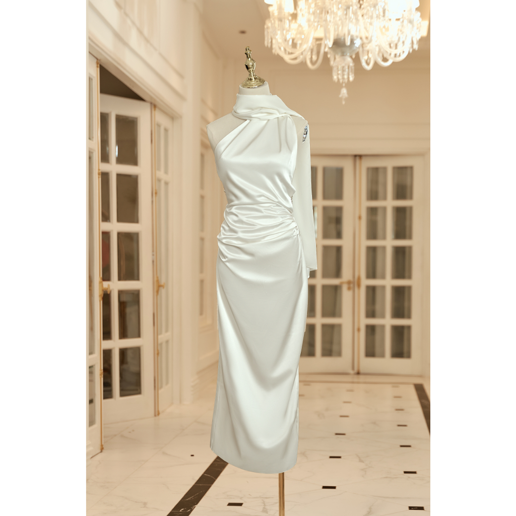 Đầm nữ VANANHSCARLET hở lưng xẻ tà V004S23