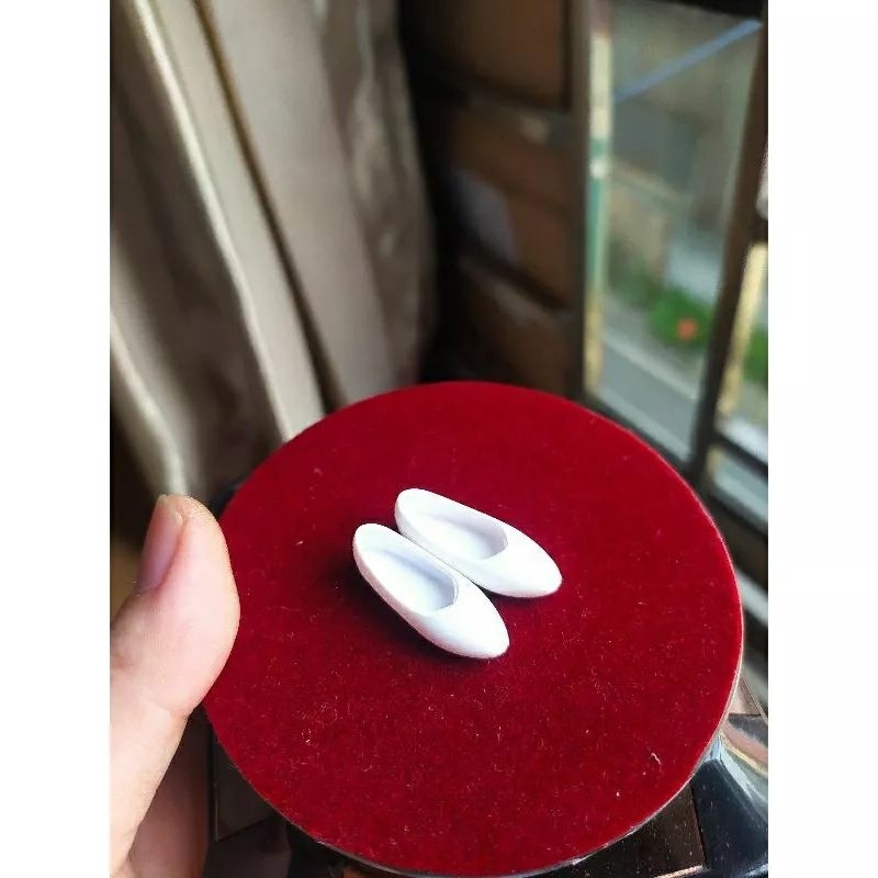 Một đôi giày cho búp bê