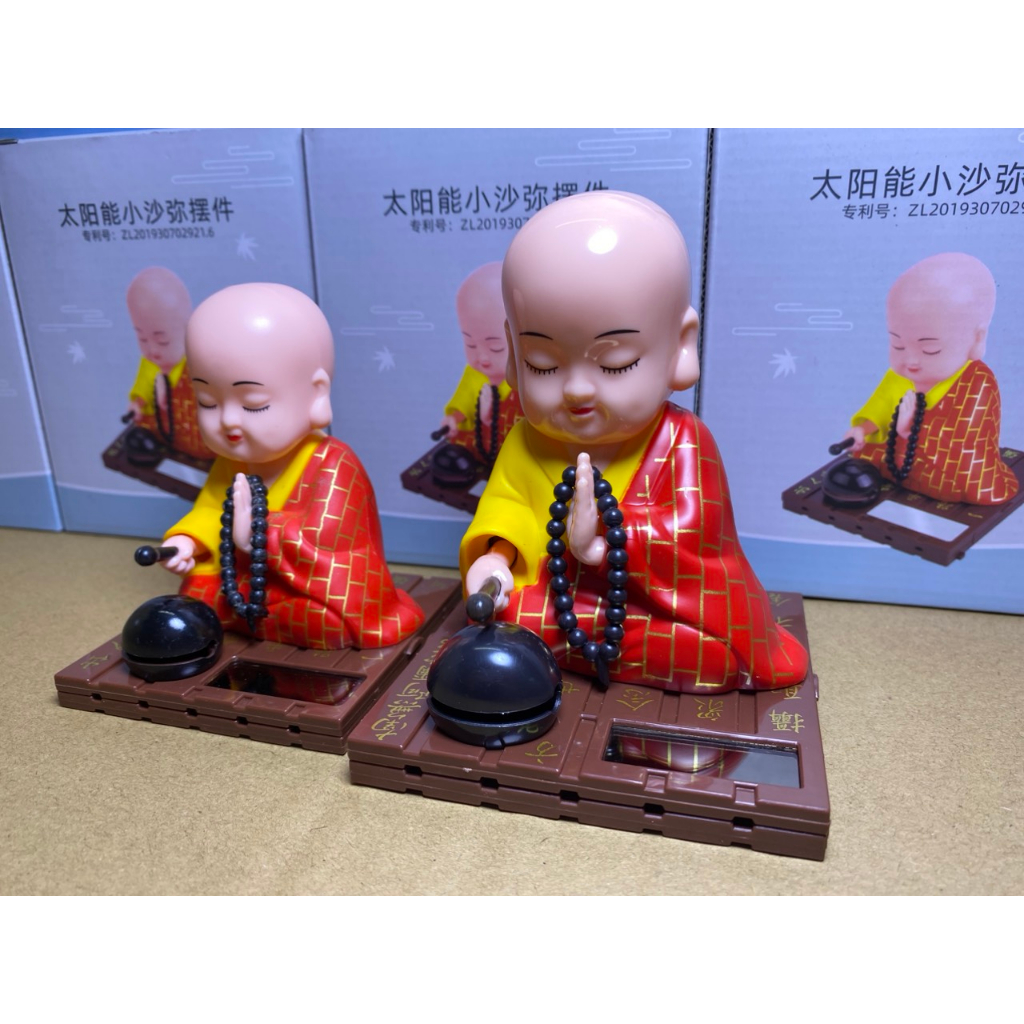 Tượng chú tiểu năng lượng mặt trời gõ mõ, gât đầu