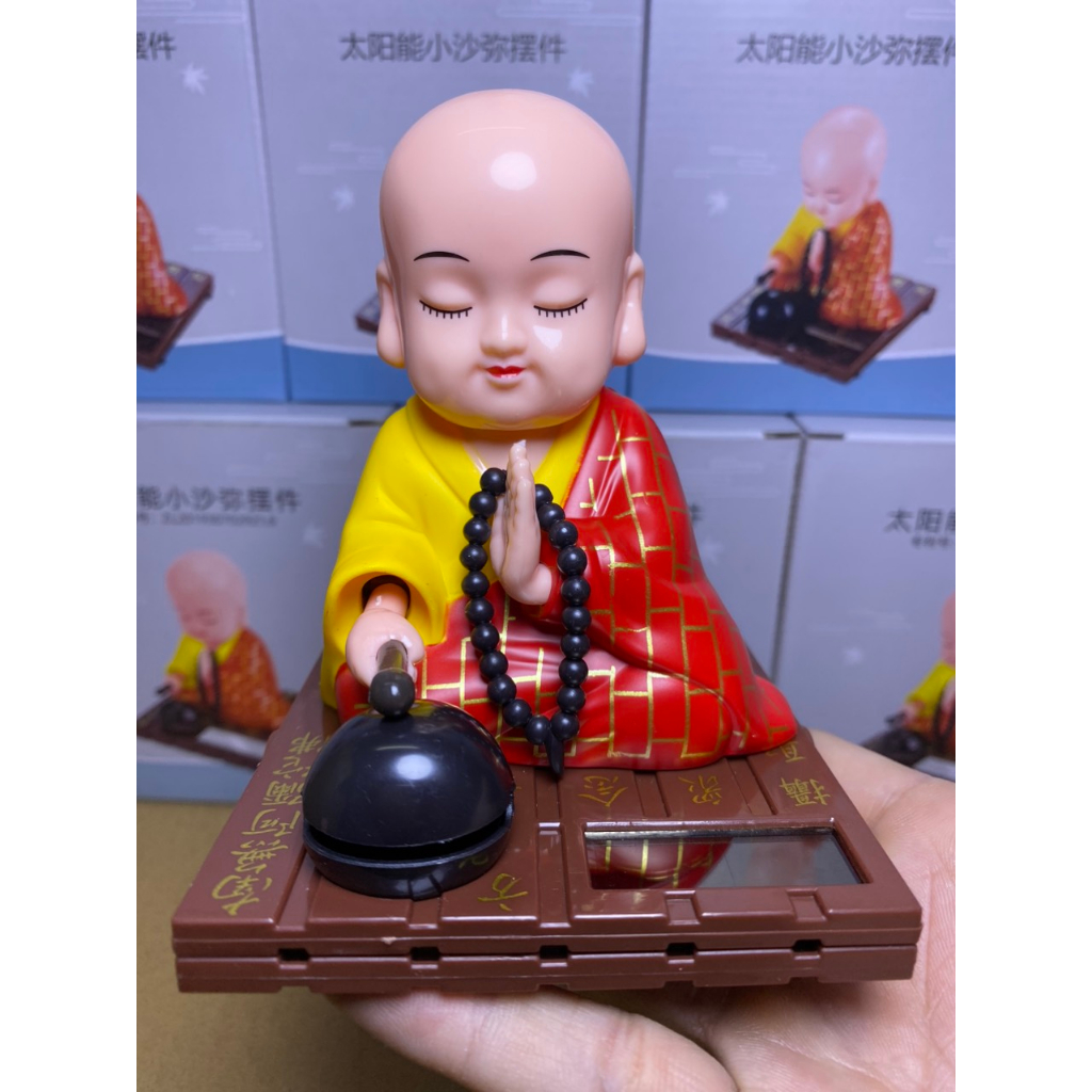 Tượng chú tiểu năng lượng mặt trời gõ mõ, gât đầu