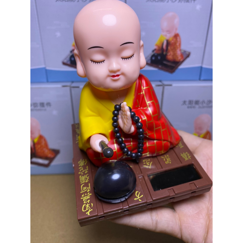 Tượng chú tiểu năng lượng mặt trời gõ mõ, gât đầu
