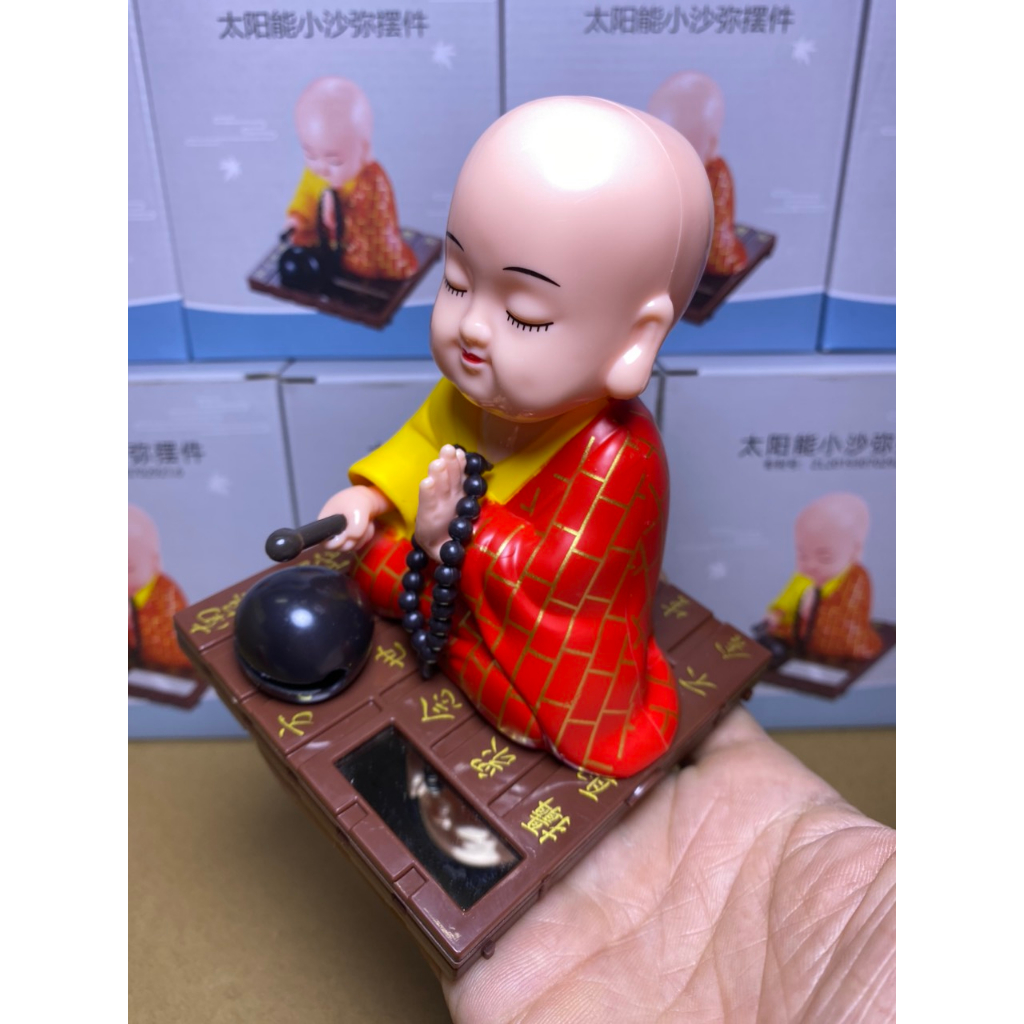 Tượng chú tiểu năng lượng mặt trời gõ mõ, gât đầu